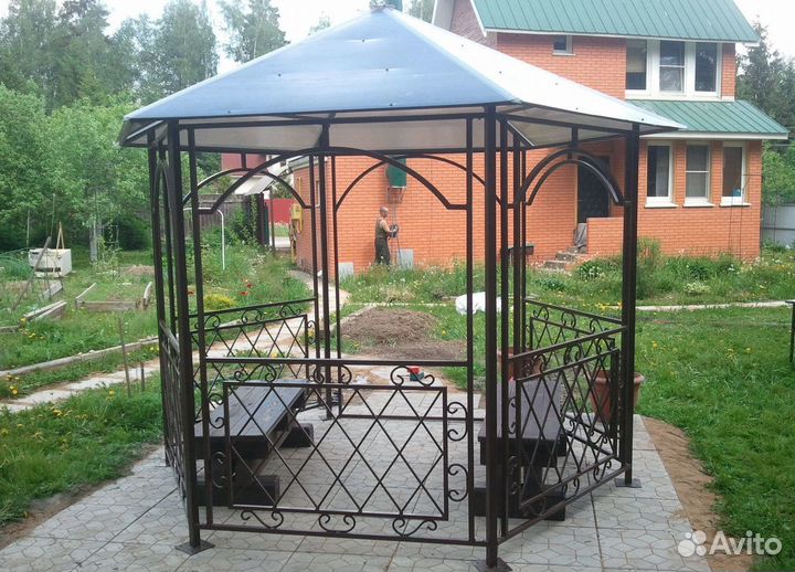 Беседка дачная с коваными элементами 2.5х2.5