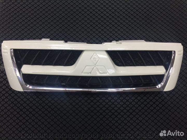 Решетка радиатора под окрас Mitsubishi Pajero III