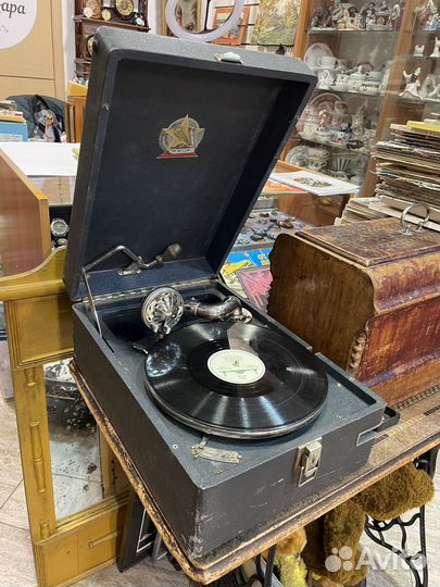 Патефон и 17 пластинок