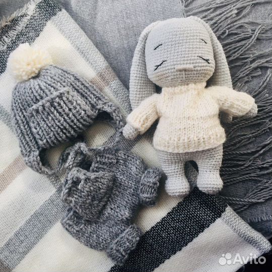 Вязаная игрушка «Зайка»