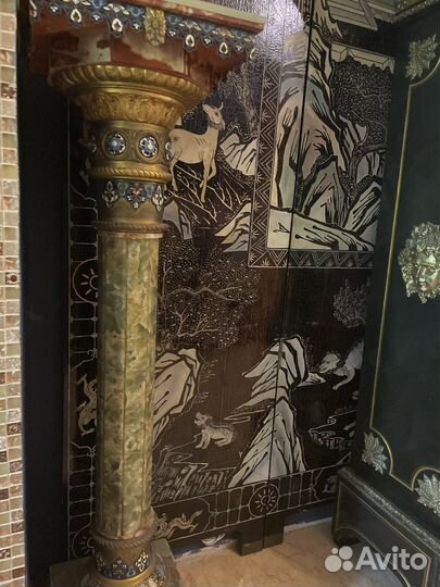 Антикварные часы и пьедистал