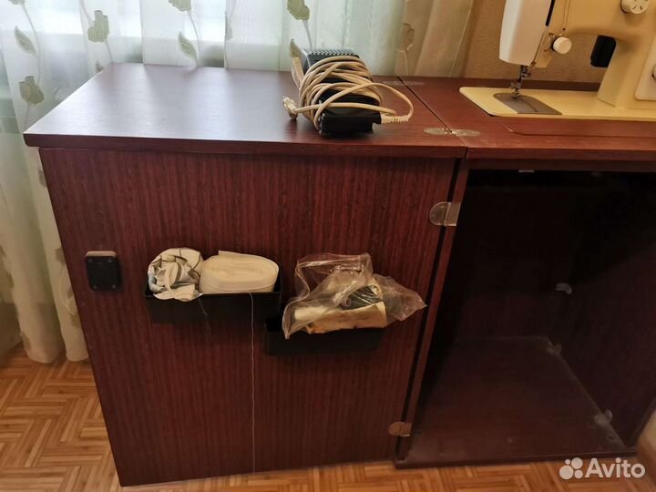 Швейная машина Чайка 142