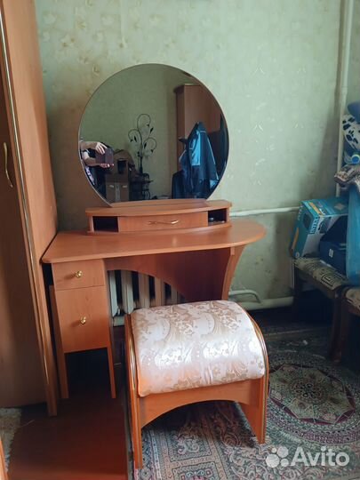 Туалетный столик с зеркалом и пуфом