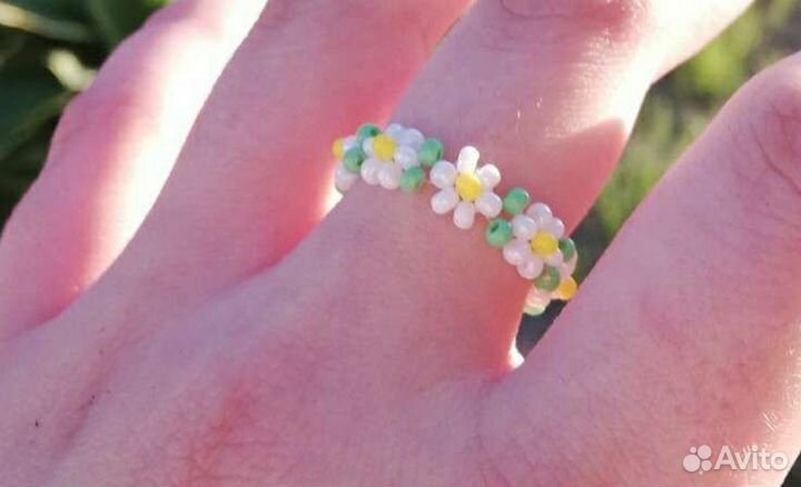 Кольцо с ромашками бисера