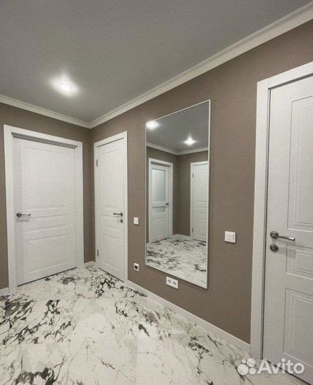 Дизайнерское зеркало в тонкой алюминиевой рамке