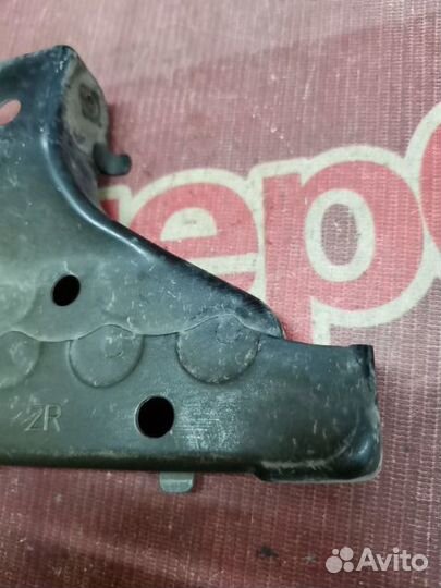 Кронштейн крыла передний правый Toyota Land Cruise