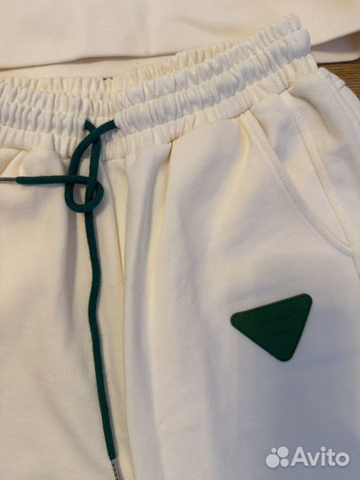 Продам новый женский костюм