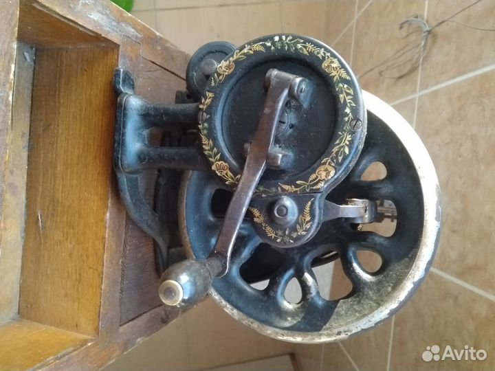 Антикварная ручная швейная машинка singer