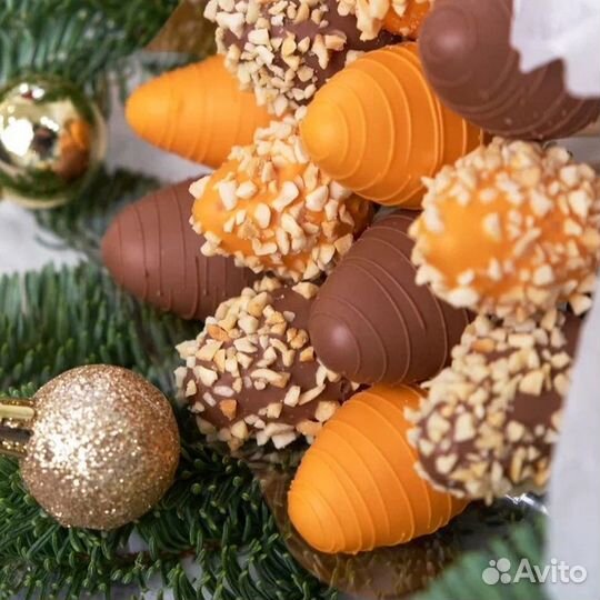 Клубника в шоколаде и еловые ветки букет