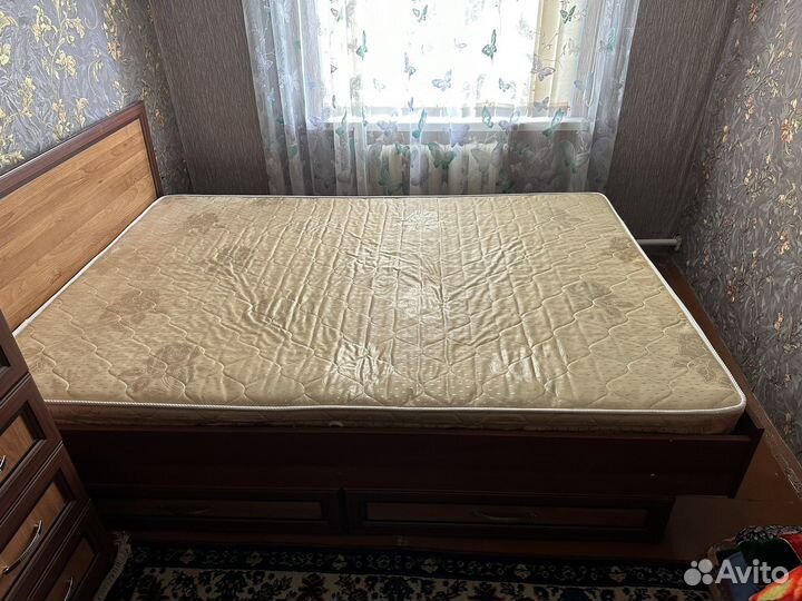 Кровать двухспальная с матрасом