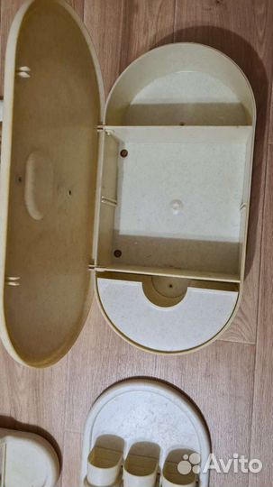 Шкафчики и зеркало для ванной