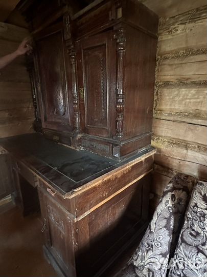 Письменный стол с надстройками старинный
