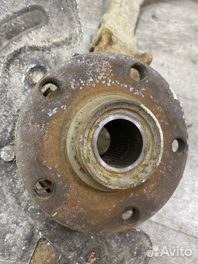 Кулак поворотный передний левый Volkswagen Passat