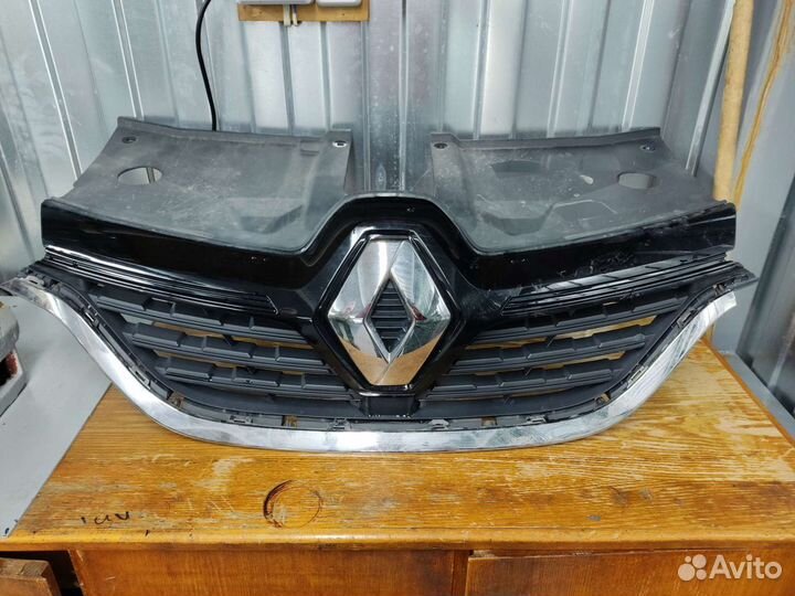 Решетка радиатора верхняя Рено Аркана