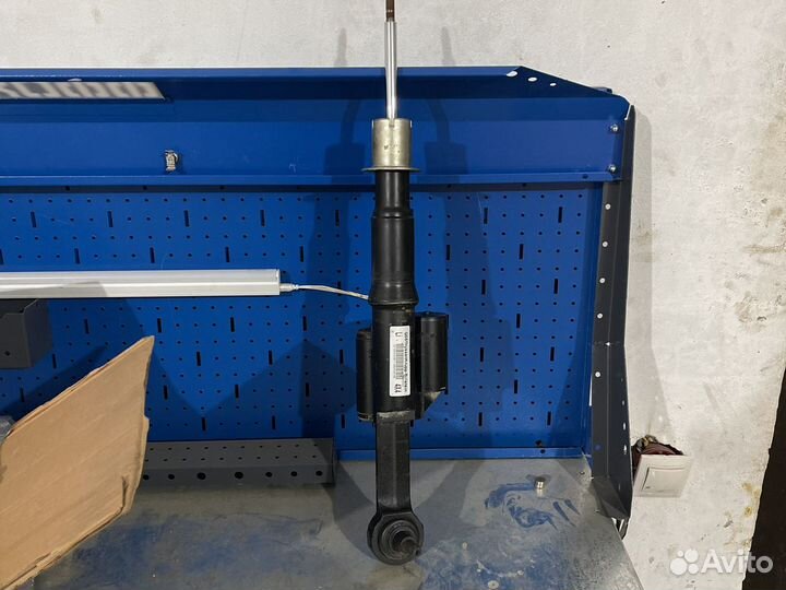 Амортизатор передный левый полный привод 4matik Me