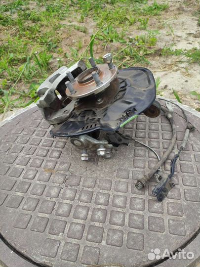 Передняя левая ступица в сборе с ссупортом