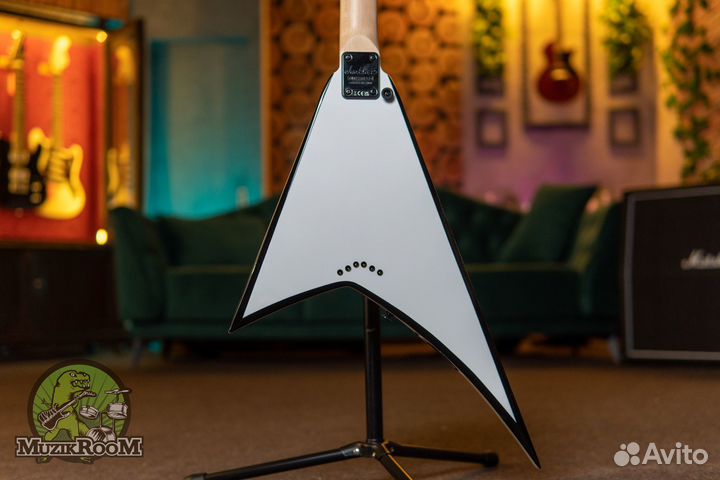 Jackson JS32T Rhoads White w / Black Bevels