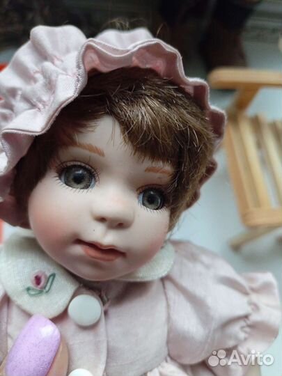 Кукла фарфоровая