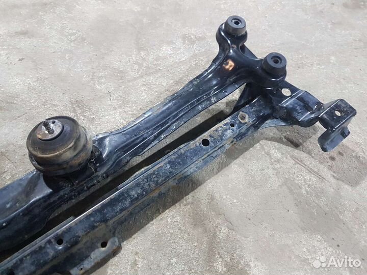 Подрамник передний Volkswagen Passat B3