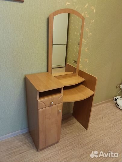 Туалетный столик с зеркалом