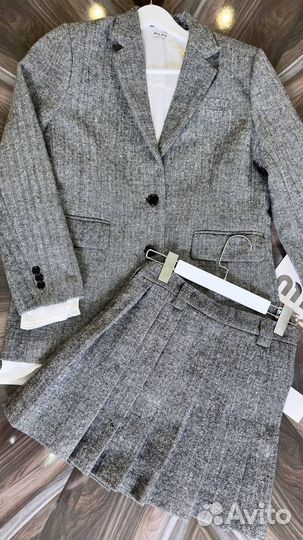 Костюм с юбкой шикарный