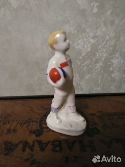 Фарфоровая статуэтка,Юный футболист