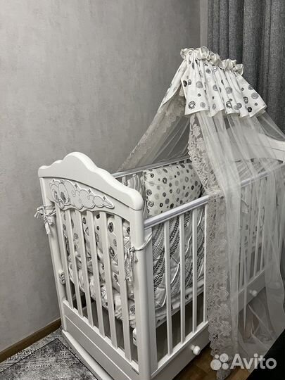 Детская кроватка с маятником и ящиком