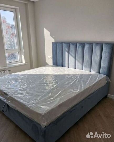 Кровать с молдингом