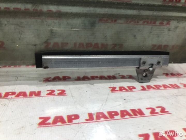 Стекло двери переднее правое Mitsubishi Delica