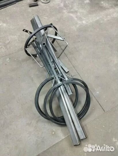 Подставка для цветов металлическая