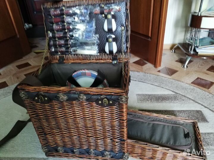 Набор для пикника в чемодане