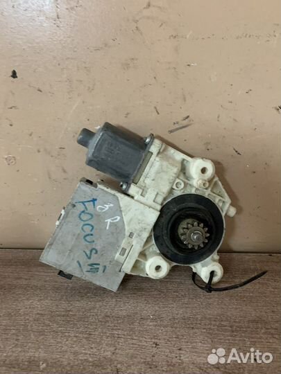 Моторчик стеклоподъемника правого Фокус 2