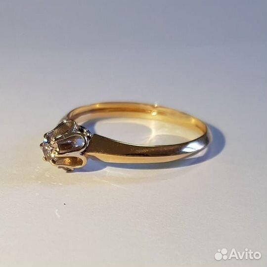 Золотое кольцо с бриллиантом