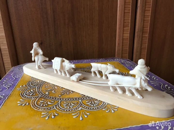 Композиция из бивня. Ручная работа народа севера