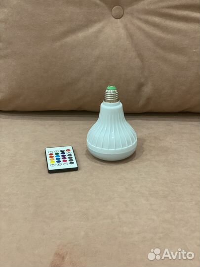Лампочка с колонкой и пультом