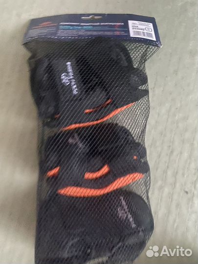 Шлем и комплект защитной экипировк,набор