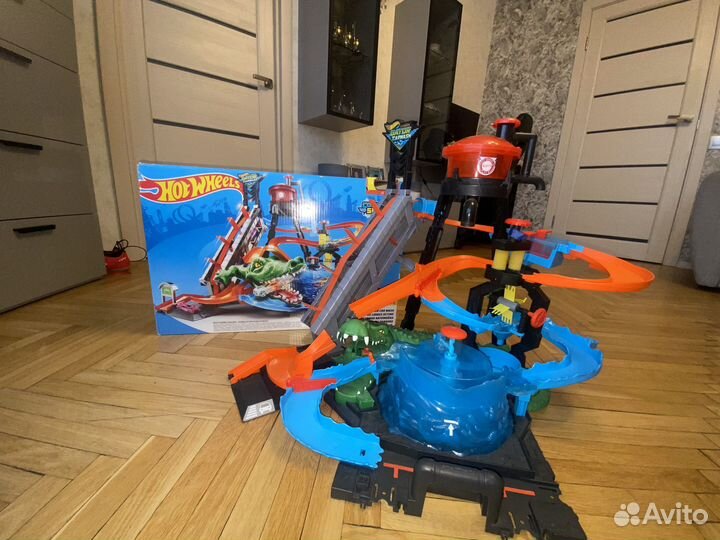 Трек Hot Wheels Сити Невообразимая автомойка FTB67