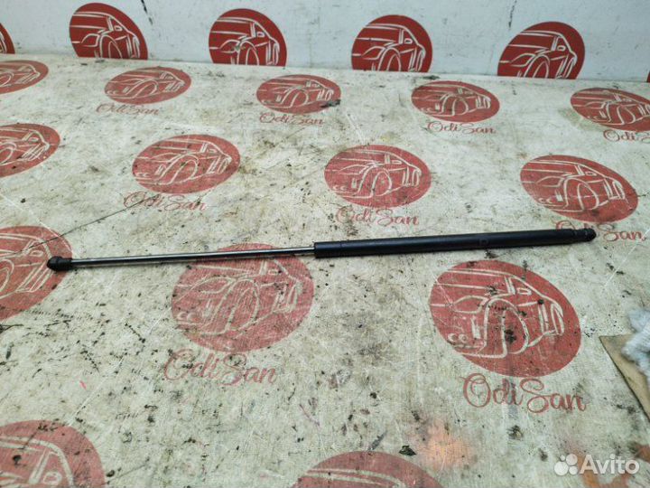 Амортизатор крышки багажника правый Nissan Juke