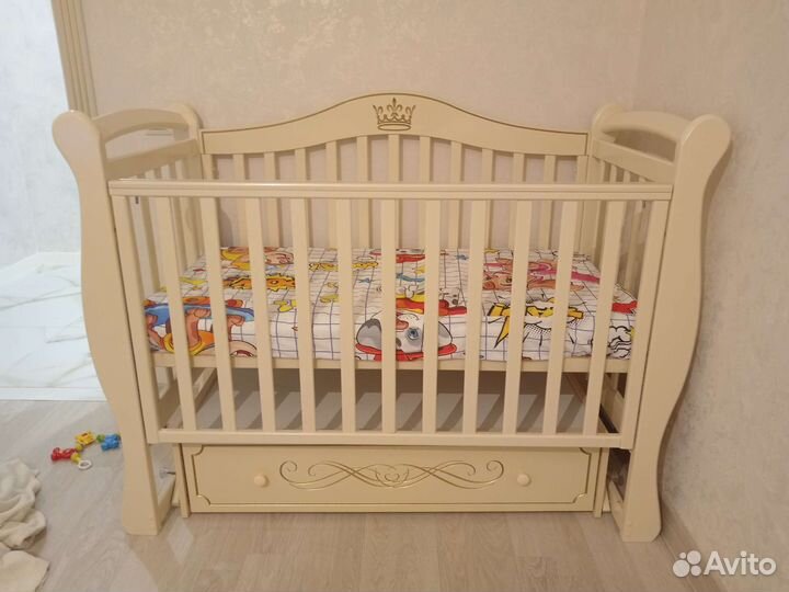 Детская кроватка с маятником и ящиком