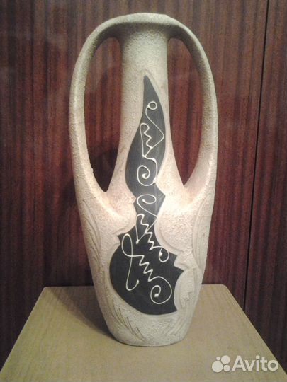Декоративный кувшин и амфора