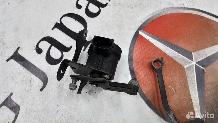 Датчик регулировки наклона фар на Mercedes-Benz W2