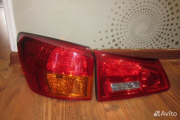 Lexus IS 250 задняя оптика в хорошем состоянии