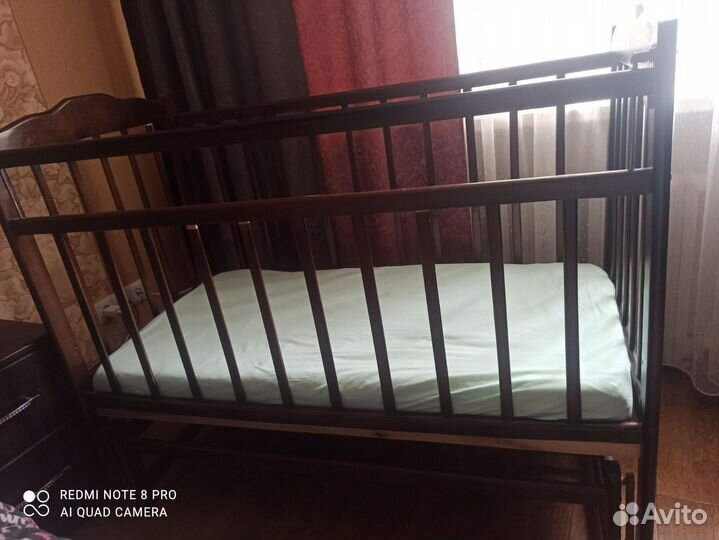 Детская кроватка с маятником