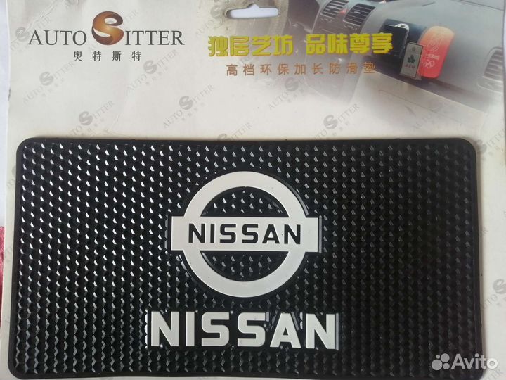 Противоскользящий коврик на панель авто