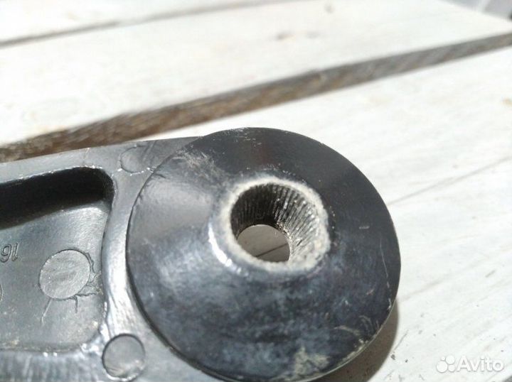 Поводок стеклоочистителя передний правый Opel