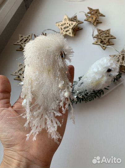 Елочные игрушки белые и золотые.Гирлянда