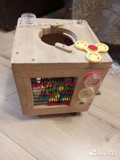 Бизиборд в форме большого кубика на колесах