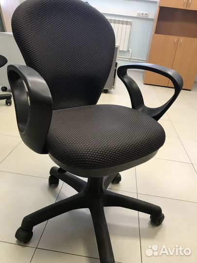 Стул офисный на колесах