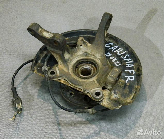 Кулак передний правый Mitsubishi Carisma