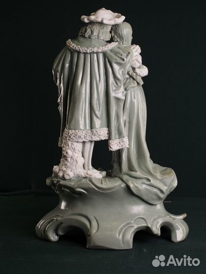 Фарфоровая статуэтка 